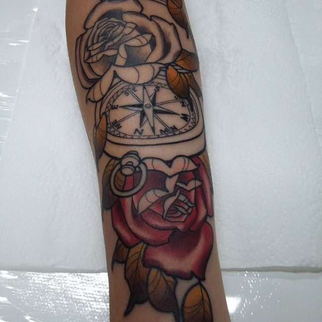 Tatouage rose et boussole_