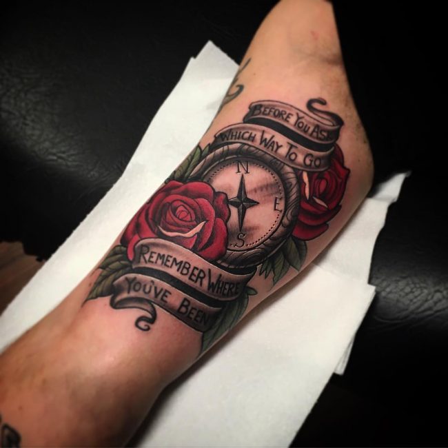 Tatouage rose et boussole_