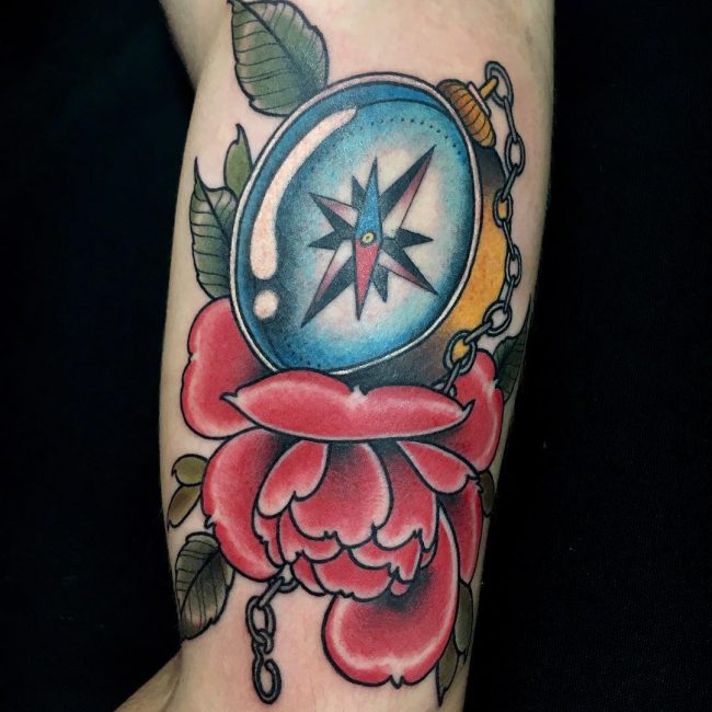 Tatouage rose et boussole_