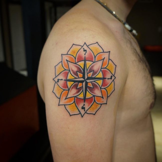 Tatouage rose et boussole_