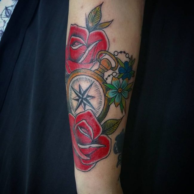 Tatouage rose et boussole_