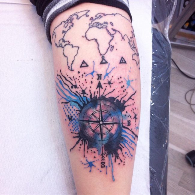 Tatouage rose et boussole_