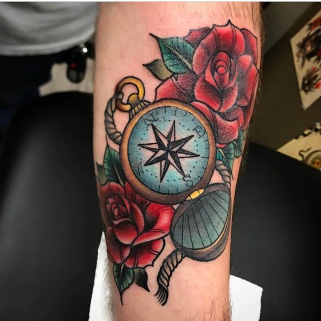 Tatouage rose et boussole_
