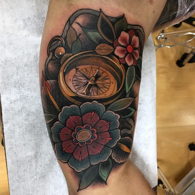 Tatouage rose et boussole_