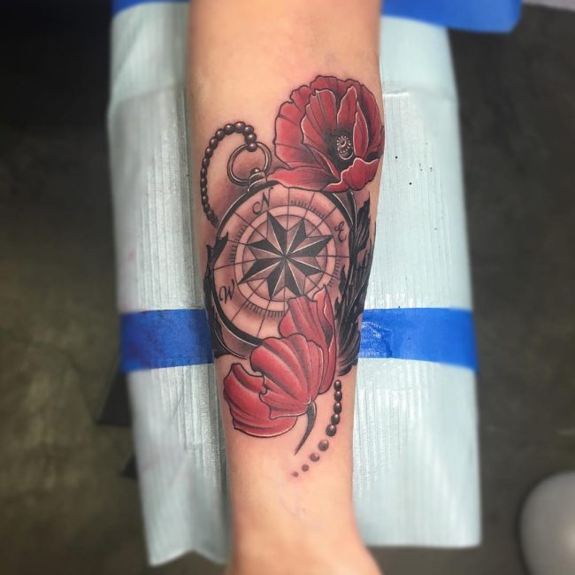Tatouage rose et boussole_