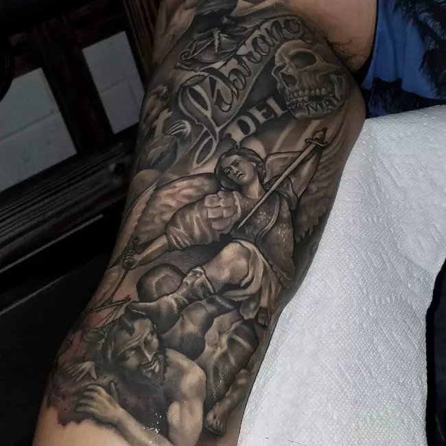 Tatouage intérieur des biceps 96