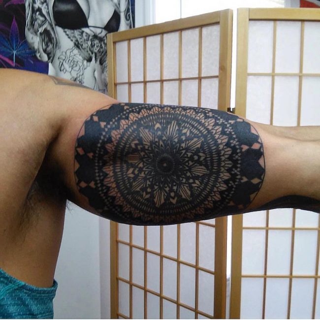 115+ idées puissantes de tatouage de biceps intérieur pour hommes Designs et significations de