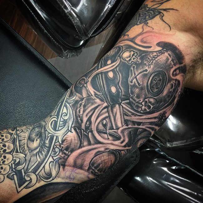 115+ idées puissantes de tatouage de biceps intérieur pour hommes Designs et significations de