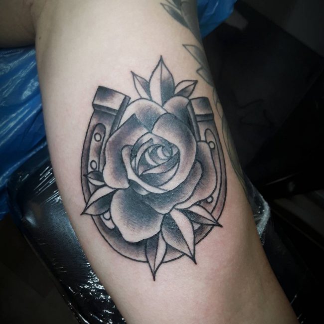 Tatouage intérieur des biceps 103
