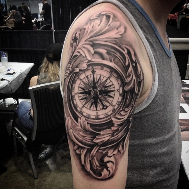 Tatouage rose et boussole