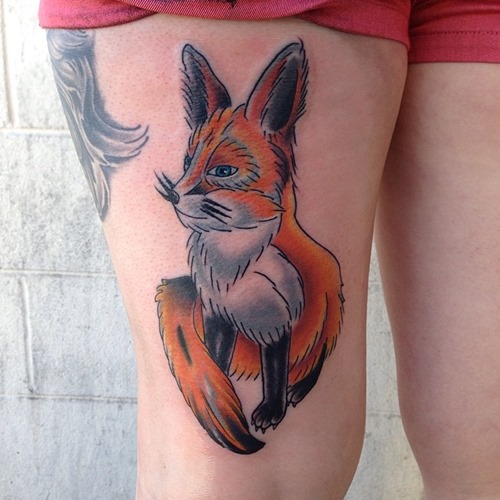 idées de tatouage de renard roux sur la cuisse