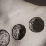 tatouage de lune noire