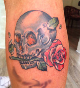 tatouage de crâne rose