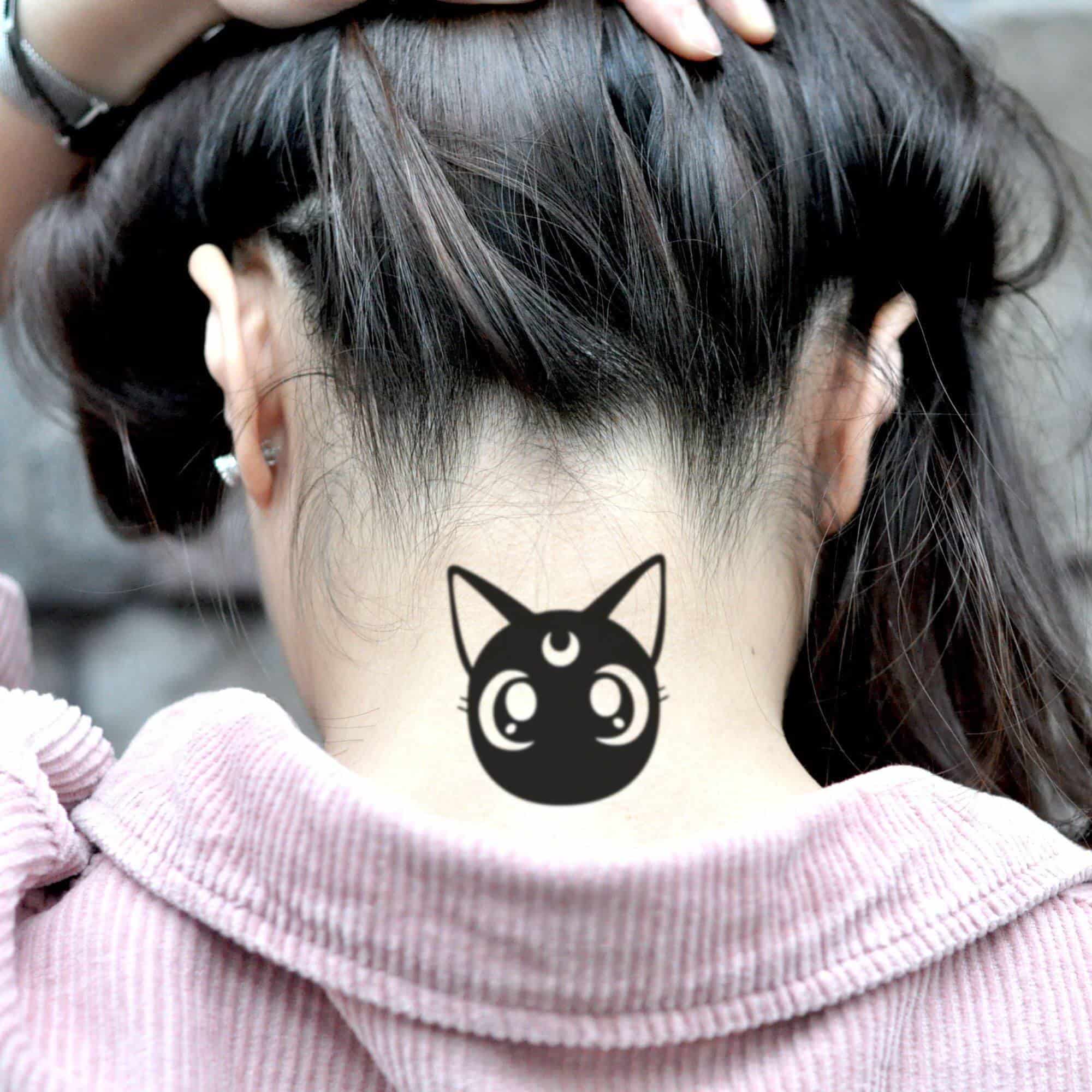 tatouage luna sailor moon sur le cou