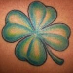 tatouage de trèfle à quatre feuilles