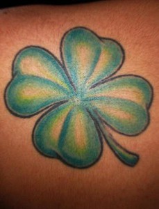 tatouage de trèfle à quatre feuilles